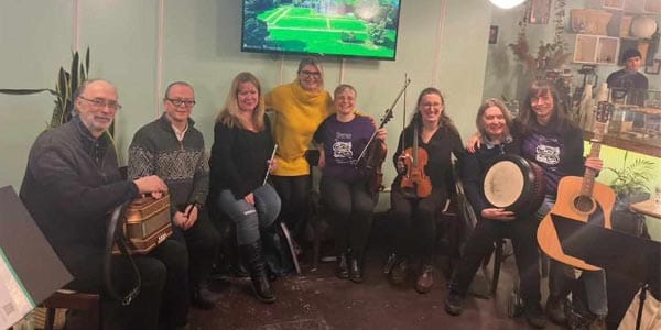 Ceol le Cairde (irlandais pour «musique avec ami.e.s» - Irish for "Music with Friends")"